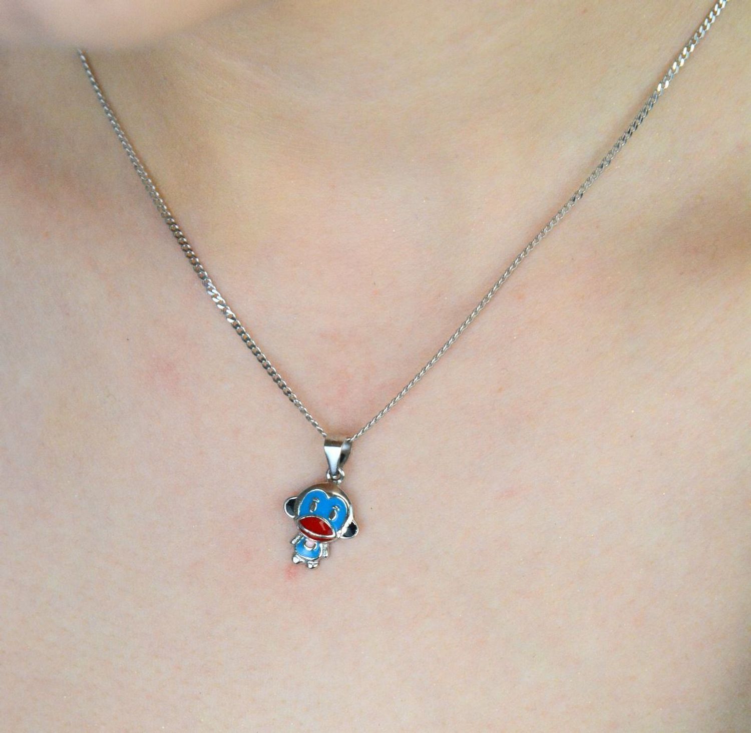 Urocza zawieszka dziecięca w kształcie małpki z emalią, wykonana z srebra próby 925. Doskonały prezent dla dziecka. Wymiary 2,0 cm x 1,2 cm, waga 1,33 g.1.jpg