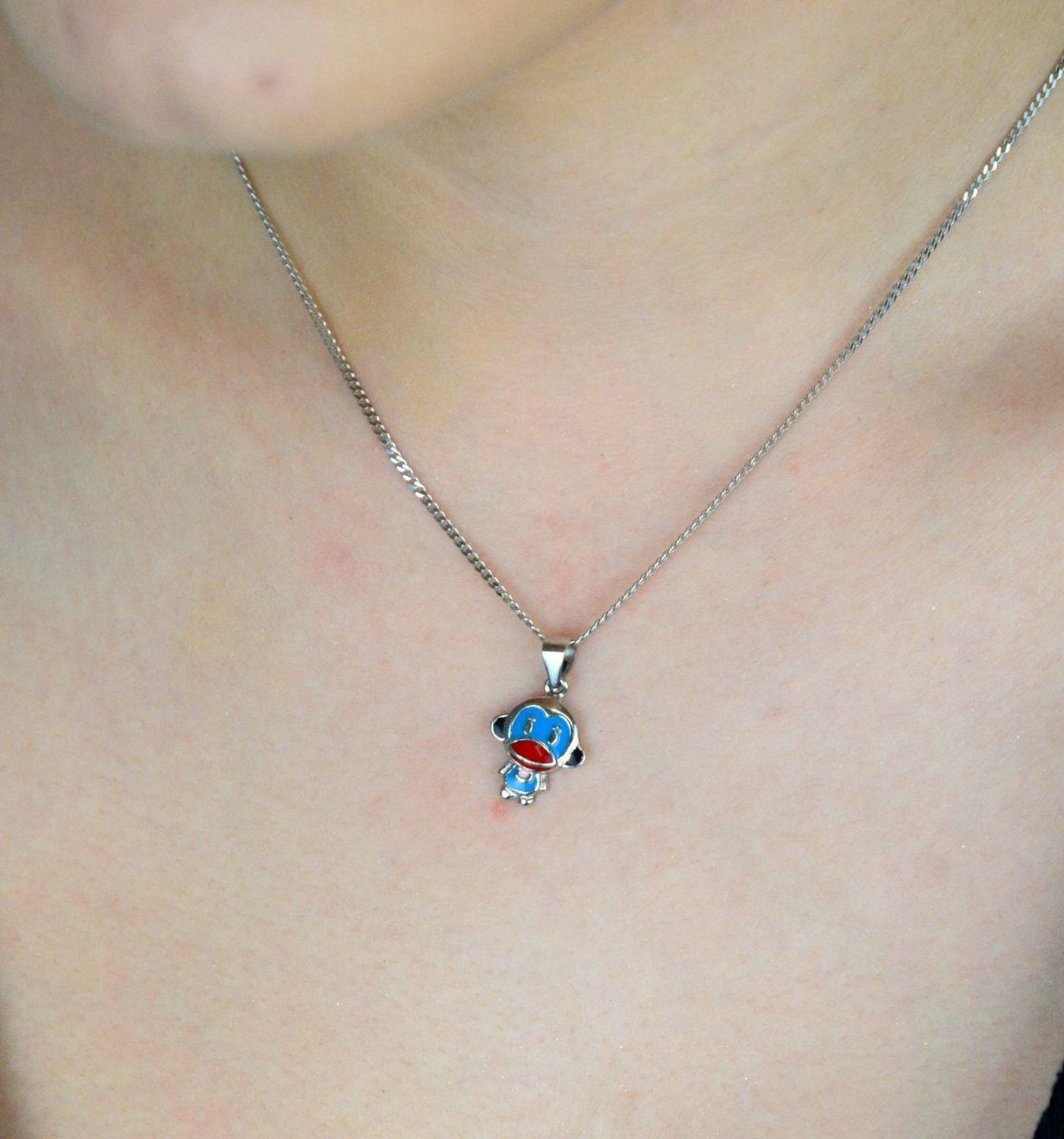 Urocza zawieszka dziecięca w kształcie małpki z emalią, wykonana z srebra próby 925. Doskonały prezent dla dziecka. Wymiary 2,0 cm x 1,2 cm, waga 1,33 g.1.jpg