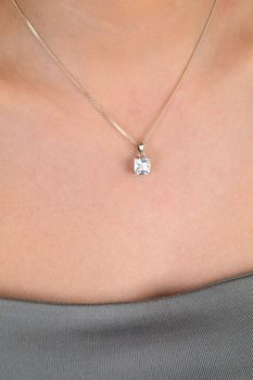 Zawieszka srebrna próba 925 z cyrkonią kwadrat DIA-ZAW-8700-925 Elegancka zawieszka srebrna z cyrkonią w kształcie kwadratu, wykonana z najwyższej jakości srebra próby 925 (1).JPG