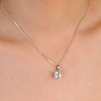 Zawieszka srebrna próba 925 z cyrkonią kwadrat DIA-ZAW-8700-925 Elegancka zawieszka srebrna z cyrkonią w kształcie kwadratu, wykonana z najwyższej jakości srebra próby 925 (2).JPG