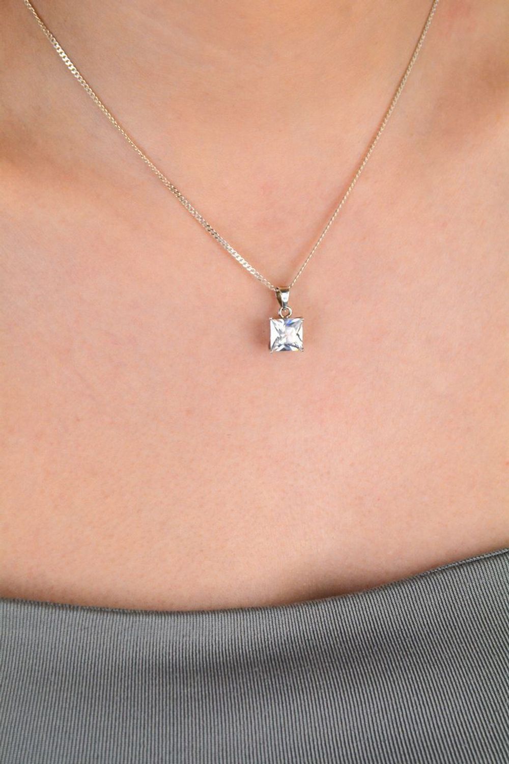 Zawieszka srebrna próba 925 z cyrkonią kwadrat DIA-ZAW-8700-925 Elegancka zawieszka srebrna z cyrkonią w kształcie kwadratu, wykonana z najwyższej jakości srebra próby 925 1.jpg