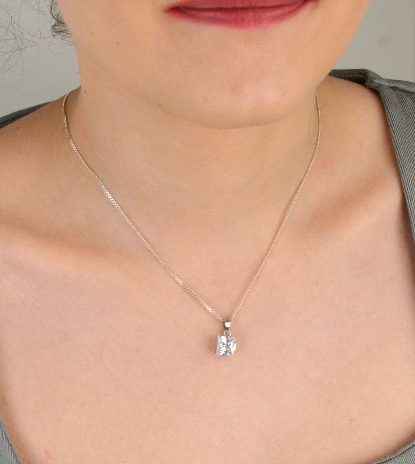 Zawieszka srebrna próba 925 z cyrkonią kwadrat DIA-ZAW-8700-925 Elegancka zawieszka srebrna z cyrkonią w kształcie kwadratu, wykonana z najwyższej jakości srebra próby 925 1.jpg