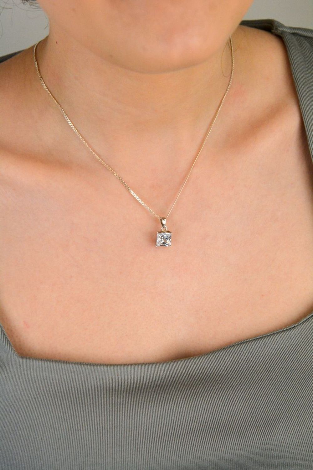 Zawieszka srebrna próba 925 z cyrkonią kwadrat DIA-ZAW-8700-925 Elegancka zawieszka srebrna z cyrkonią w kształcie kwadratu, wykonana z najwyższej jakości srebra próby 925 1.jpg