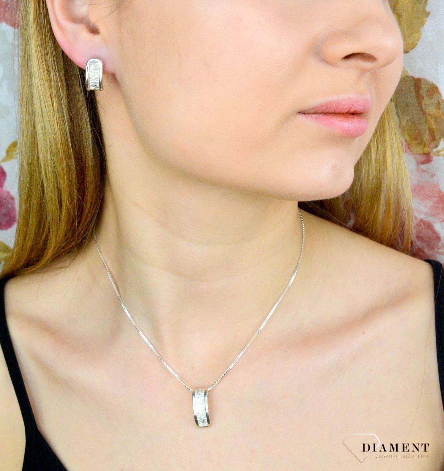 Srebrna zawieszka z ozdobnym grawerowaniem o podłużnym kształcie DIA-ZAW-8706-925.  Podłużna zawieszka z ozdobnym grawerowaniem stanowi piękną ozdobę dekoltu. Subtelna, a jednocześnie elegancka zawieszka sprawdzi się id.jpg