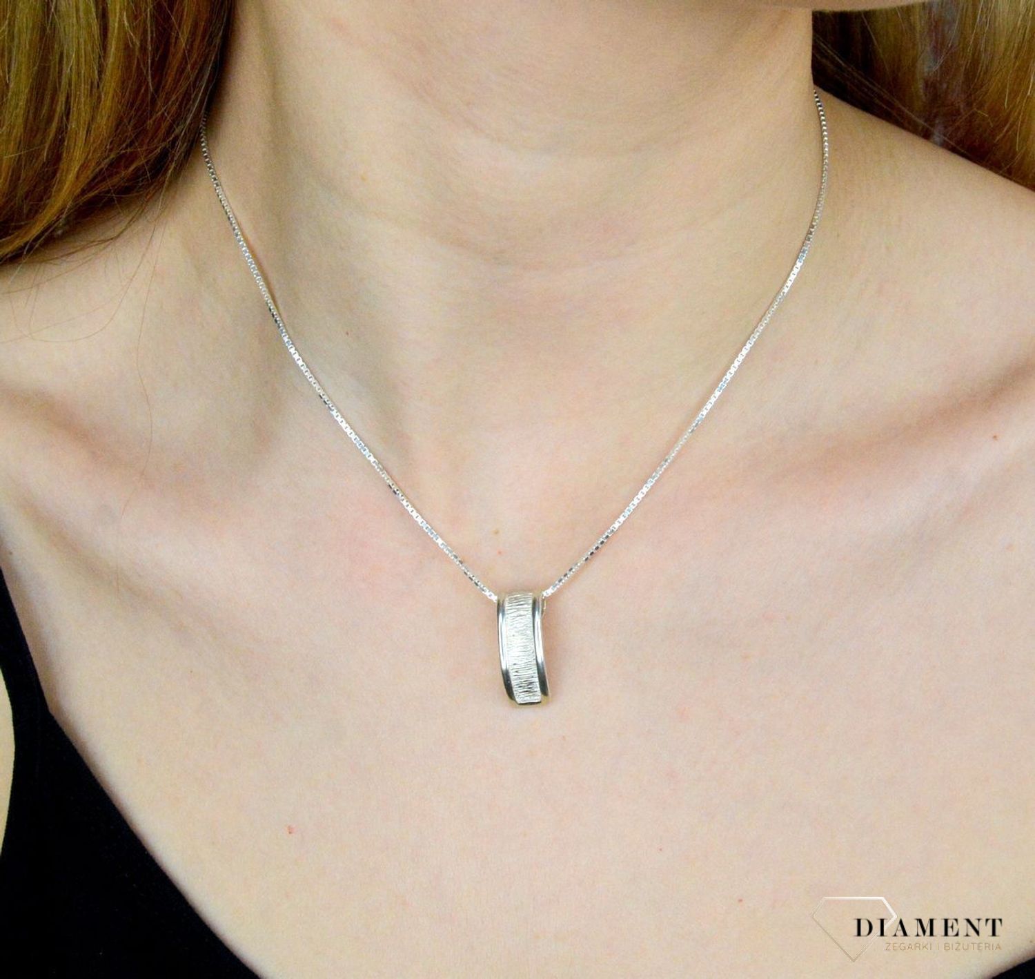 Srebrna zawieszka z ozdobnym grawerowaniem o podłużnym kształcie DIA-ZAW-8706-925.  Podłużna zawieszka z ozdobnym grawerowaniem stanowi piękną ozdobę dekoltu. Subtelna, a jednocześnie elegancka zawieszka sprawdzi się id.jpg