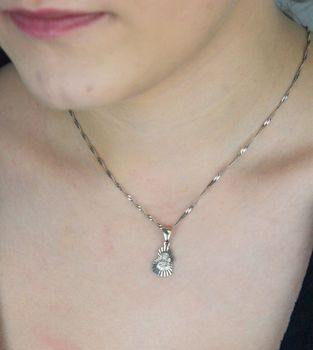 Srebrny medalik z wizerunkiem Matki Boskiej – próba 925, model DIA-ZAW-8710-925. Waga 1,20 g, długość 2,2 cm. Klasyczna, duchowa biżuteria – idealna na prezent (1).JPG