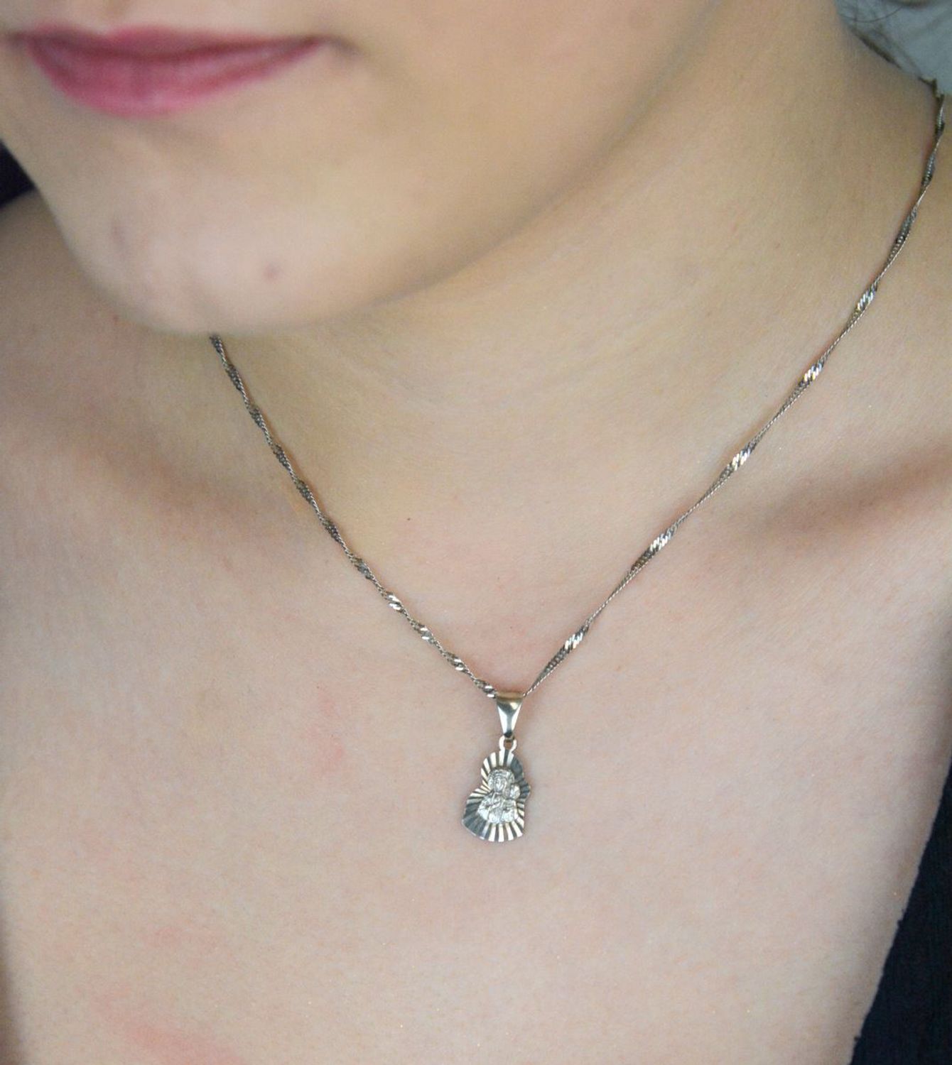 Srebrny medalik z wizerunkiem Matki Boskiej – próba 925, model DIA-ZAW-8710-925. Waga 1,20 g, długość 2,2 cm. Klasyczna, duchowa biżuteria – idealna na prezent.1.jpg