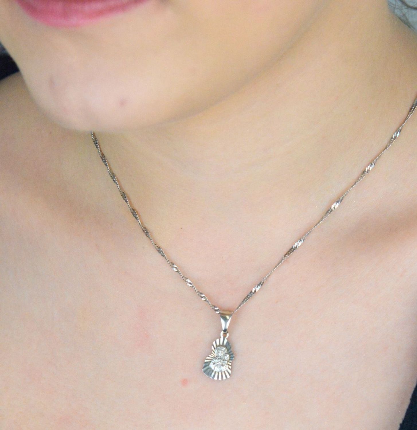 Srebrny medalik z wizerunkiem Matki Boskiej – próba 925, model DIA-ZAW-8710-925. Waga 1,20 g, długość 2,2 cm. Klasyczna, duchowa biżuteria – idealna na prezent.1.jpg