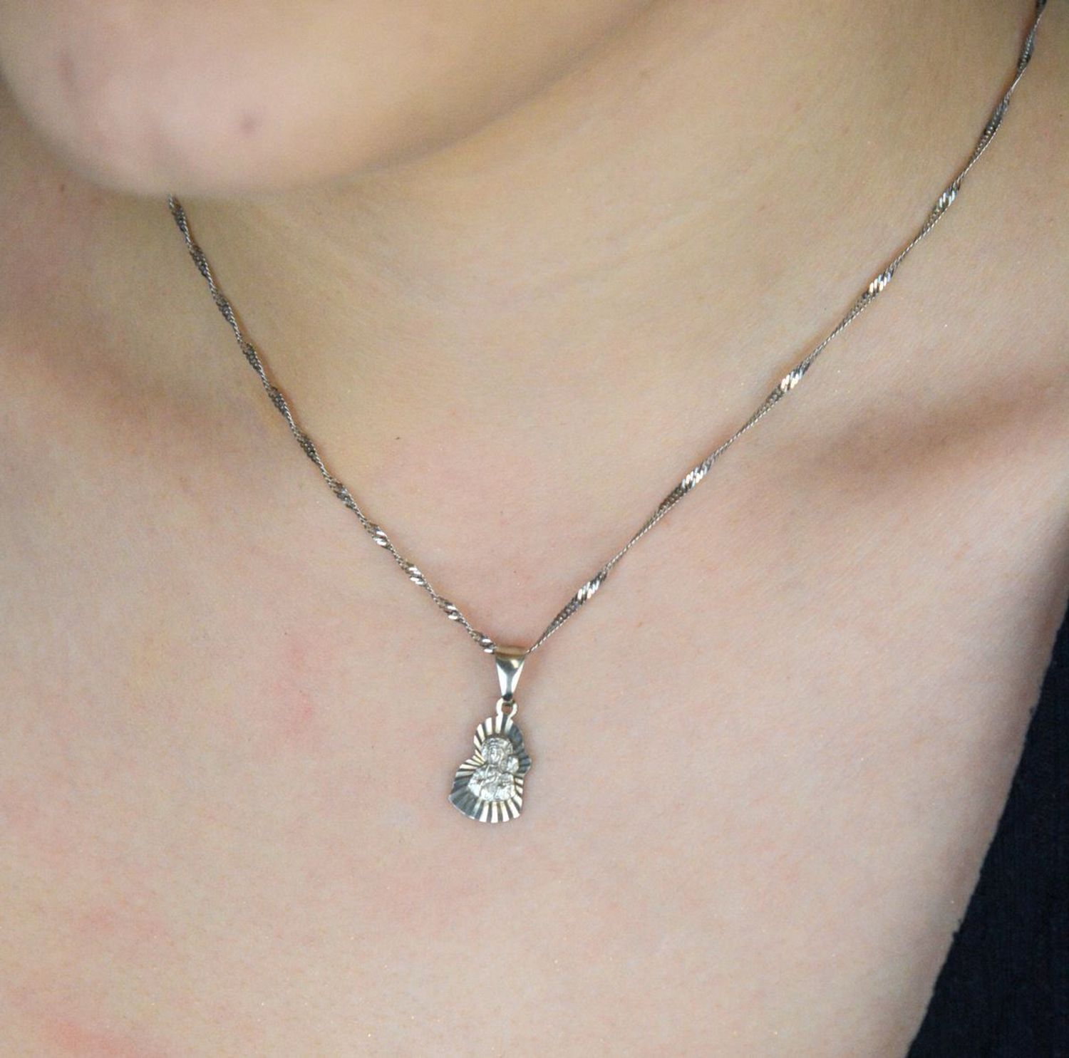 Srebrny medalik z wizerunkiem Matki Boskiej – próba 925, model DIA-ZAW-8710-925. Waga 1,20 g, długość 2,2 cm. Klasyczna, duchowa biżuteria – idealna na prezent.1.jpg