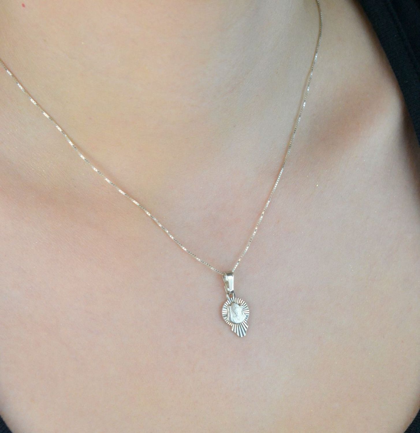 Medalik srebrny próby 925 z wizerunkiem Jana Pawła II. Lekki, o długości 2,2 cm – model DIA-ZAW-8711-925. Duchowa pamiątka i symbol wiary – idealny na prezent religijny.1.jpg