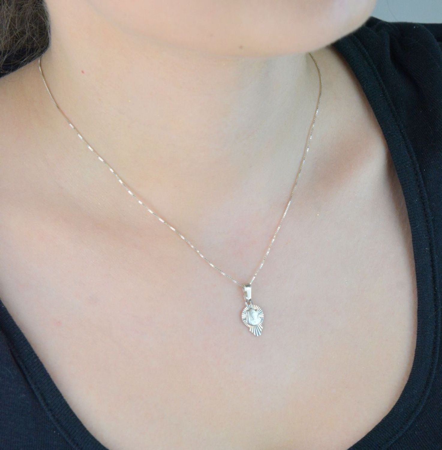 Medalik srebrny próby 925 z wizerunkiem Jana Pawła II. Lekki, o długości 2,2 cm – model DIA-ZAW-8711-925. Duchowa pamiątka i symbol wiary – idealny na prezent religijny.1.jpg