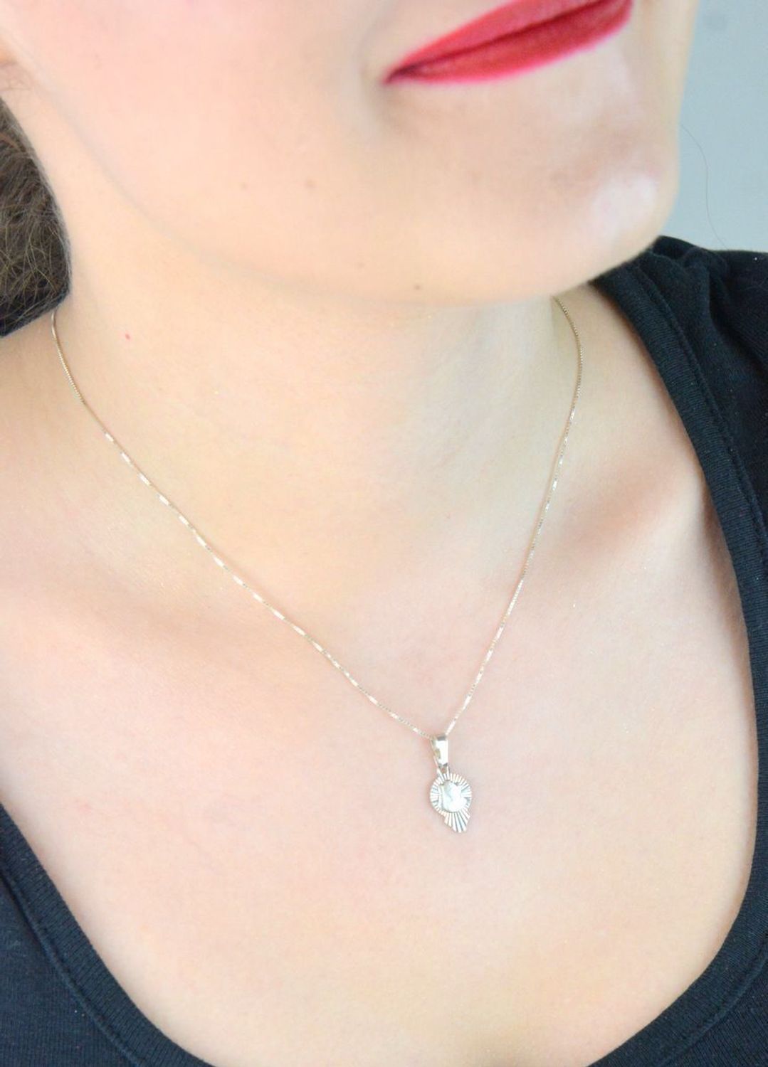 Medalik srebrny próby 925 z wizerunkiem Jana Pawła II. Lekki, o długości 2,2 cm – model DIA-ZAW-8711-925. Duchowa pamiątka i symbol wiary – idealny na prezent religijny.1.jpg