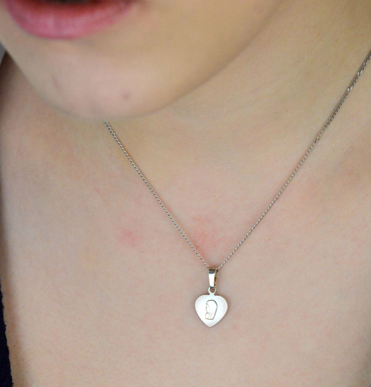 Elegancka srebrna zawieszka medalik próby 925 w kształcie serca z wizerunkiem Matki Boskiej. Waga 1,20 g, szerokość 1,1 cm, długość 2,0 cm. Symbol wiary i duchowej opieki.1.jpg