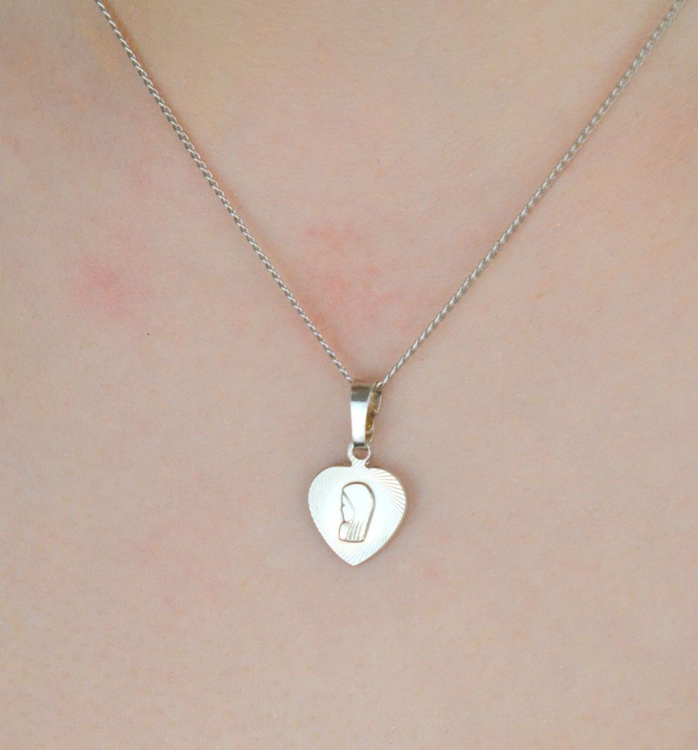 Elegancka srebrna zawieszka medalik próby 925 w kształcie serca z wizerunkiem Matki Boskiej. Waga 1,20 g, szerokość 1,1 cm, długość 2,0 cm. Symbol wiary i duchowej opieki.1.jpg