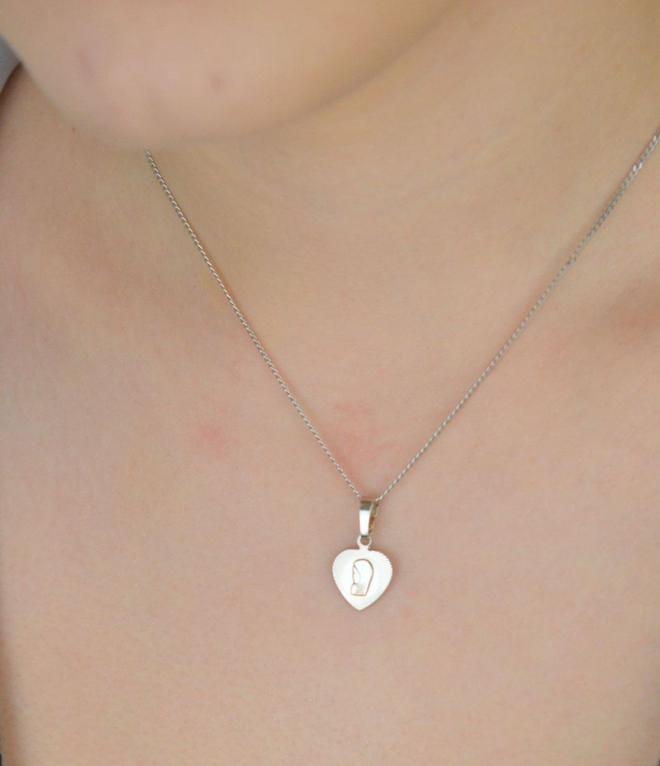 Elegancka srebrna zawieszka medalik próby 925 w kształcie serca z wizerunkiem Matki Boskiej. Waga 1,20 g, szerokość 1,1 cm, długość 2,0 cm. Symbol wiary i duchowej opieki.1.jpg