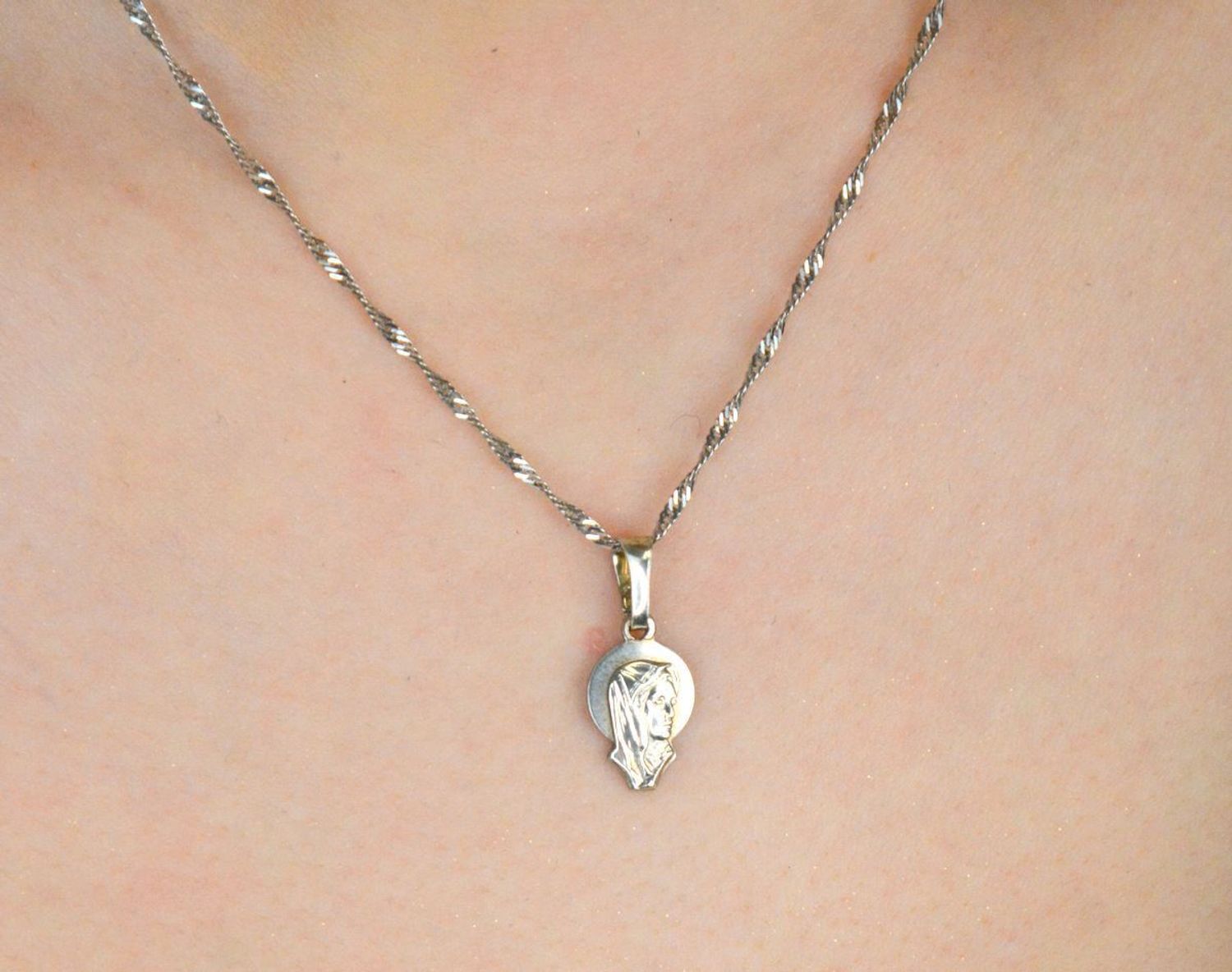 Delikatny medalik z Matką Boską wykonany ze srebra próby 925. Lekki i elegancki – idealny na prezent religijny. Sprawdź model DIA-ZAW-8713-925.2.jpg