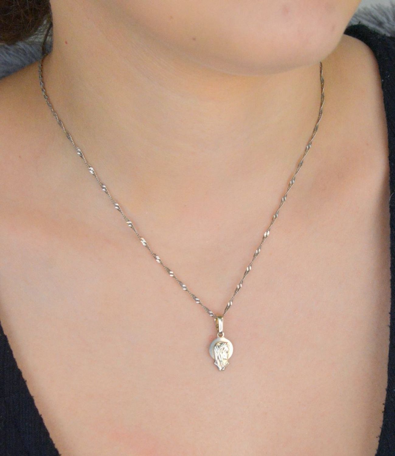 Delikatny medalik z Matką Boską wykonany ze srebra próby 925. Lekki i elegancki – idealny na prezent religijny. Sprawdź model DIA-ZAW-8713-925.2.jpg