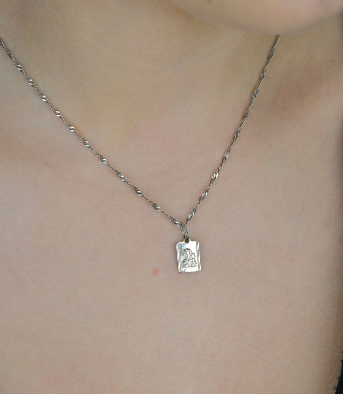 Zawieszka srebrna z wizerunkiem Matki Boskiej i Dzieciątka. Model DIA-ZAW-8714-925, próba 925, 1,21 g. Piękny, duchowy symbol – idealny prezent na każdą okazję.1.jpg