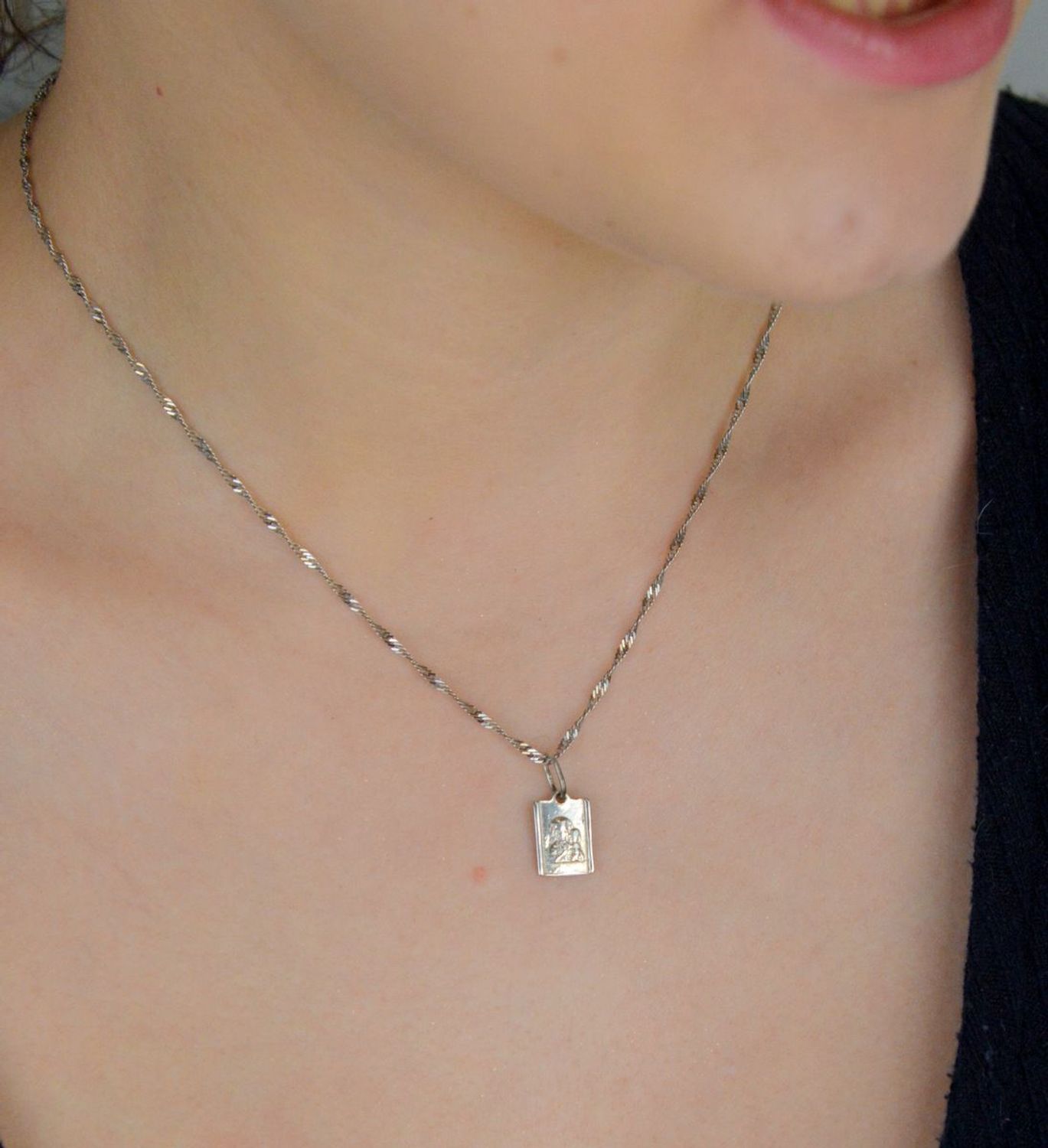 Zawieszka srebrna z wizerunkiem Matki Boskiej i Dzieciątka. Model DIA-ZAW-8714-925, próba 925, 1,21 g. Piękny, duchowy symbol – idealny prezent na każdą okazję.1.jpg