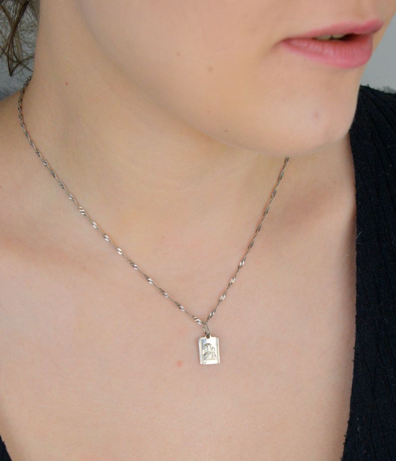 Zawieszka srebrna z wizerunkiem Matki Boskiej i Dzieciątka. Model DIA-ZAW-8714-925, próba 925, 1,21 g. Piękny, duchowy symbol – idealny prezent na każdą okazję.1.jpg