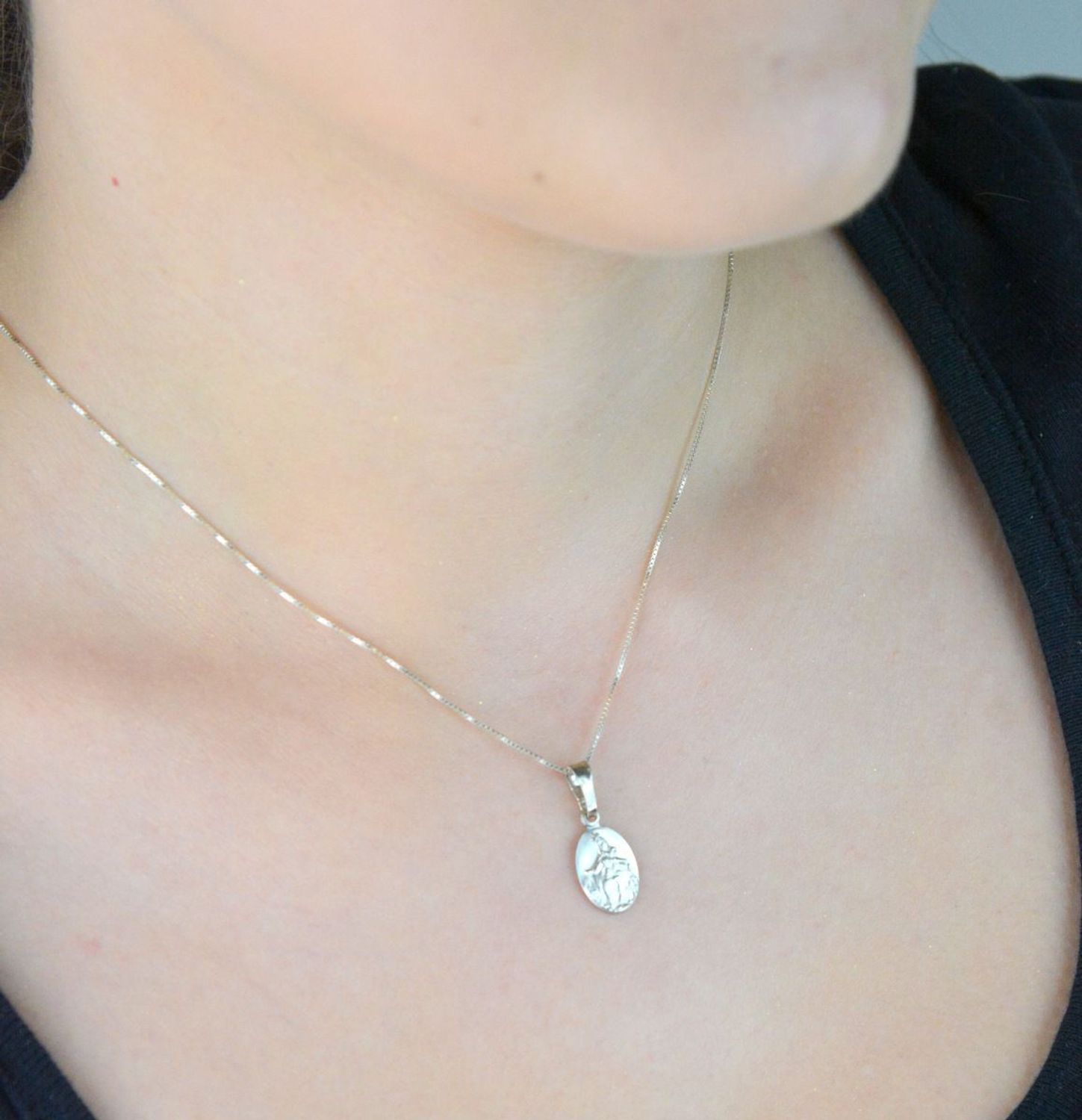 Owalny medalik Szkaplerz ze srebra próby 925 – symbol wiary i duchowej ochrony. Model DIA-ZAW-8719-925, długość 2,3 cm. Idealny na prezent religijny.1.jpg