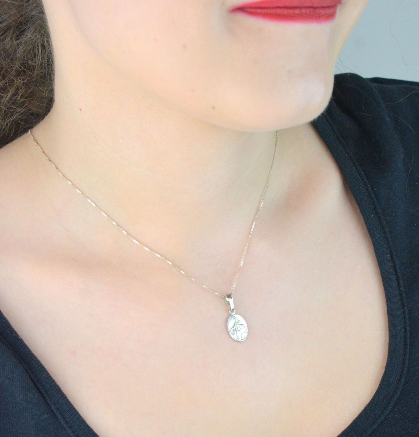 Owalny medalik Szkaplerz ze srebra próby 925 – symbol wiary i duchowej ochrony. Model DIA-ZAW-8719-925, długość 2,3 cm. Idealny na prezent religijny.1.jpg