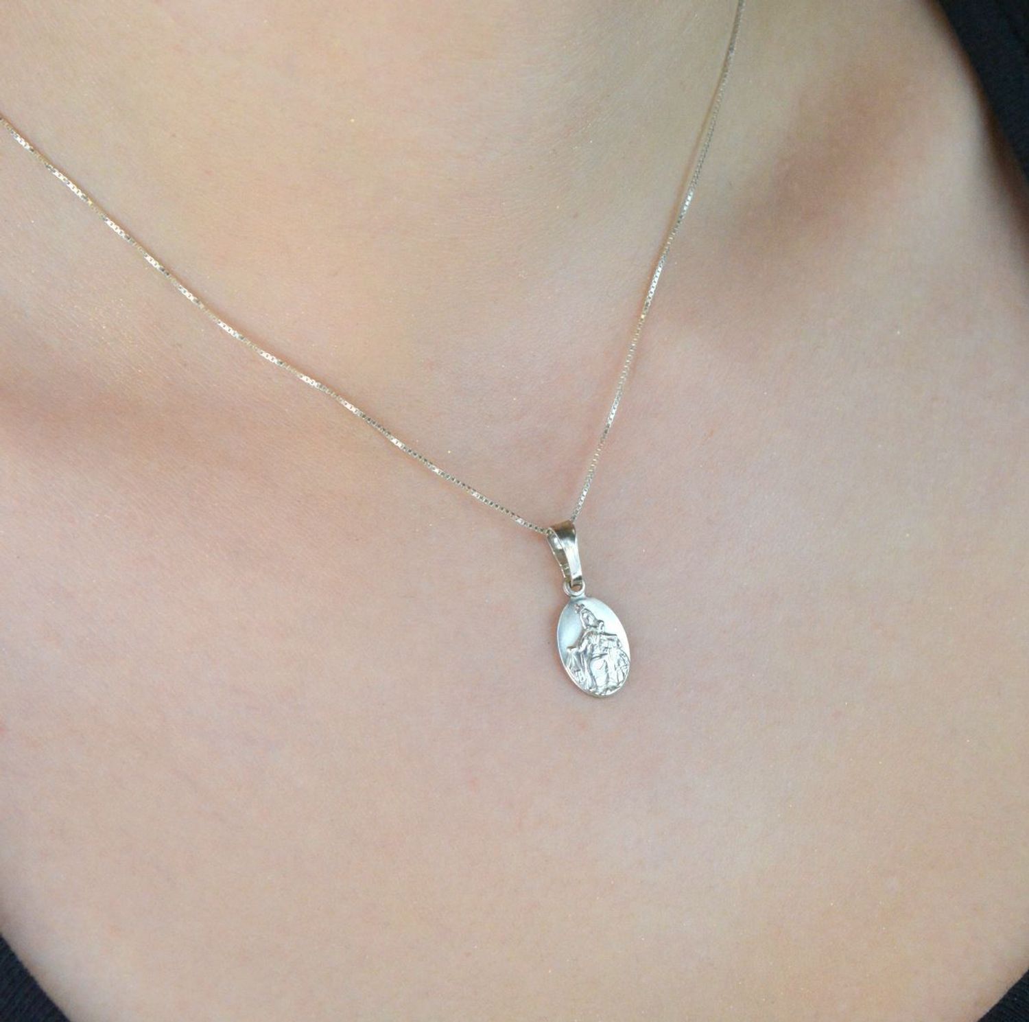 Owalny medalik Szkaplerz ze srebra próby 925 – symbol wiary i duchowej ochrony. Model DIA-ZAW-8719-925, długość 2,3 cm. Idealny na prezent religijny.1.jpg