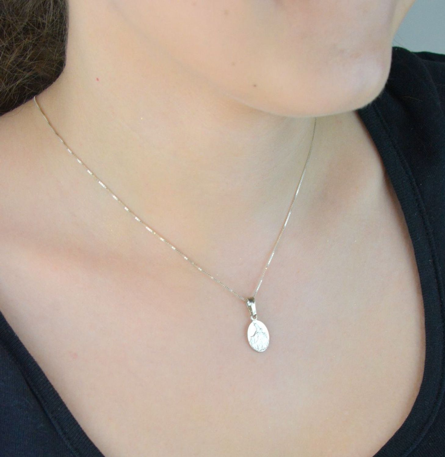 Owalny medalik Szkaplerz ze srebra próby 925 – symbol wiary i duchowej ochrony. Model DIA-ZAW-8719-925, długość 2,3 cm. Idealny na prezent religijny.1.jpg