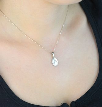 Owalny medalik Szkaplerz ze srebra próby 925 – symbol wiary i duchowej ochrony. Model DIA-ZAW-8719-925, długość 2,3 cm. Idealny na prezent religijny (1).JPG