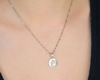 Okrągła zawieszka srebrna z wizerunkiem aniołka. Model DIA-ZAW-8721-925, srebro próby 925, 1,60 g. Subtelna i symboliczna biżuteria – idealna na prezent (1).JPG