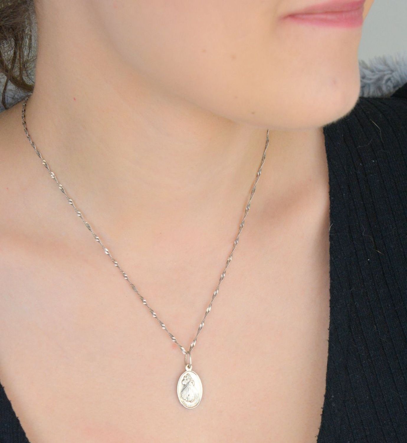 Srebrny medalik z wizerunkiem Jezusa i napisem „Jezu, ufam Tobie”. Próba 925, waga 1,83 g, długość 2,5 cm. Idealny prezent religijny – sprawdź!1.jpg