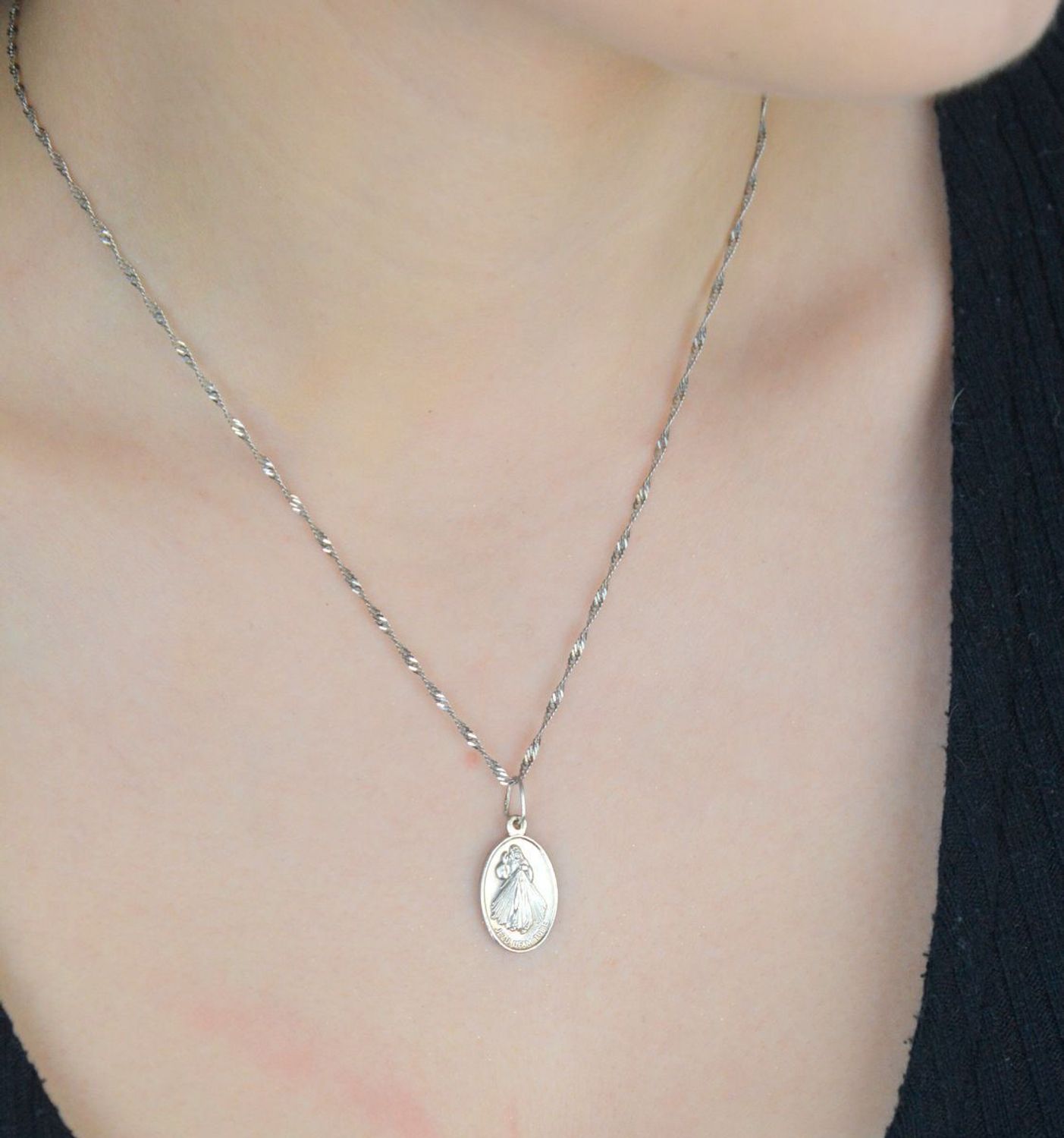 Srebrny medalik z wizerunkiem Jezusa i napisem „Jezu, ufam Tobie”. Próba 925, waga 1,83 g, długość 2,5 cm. Idealny prezent religijny – sprawdź!1.jpg