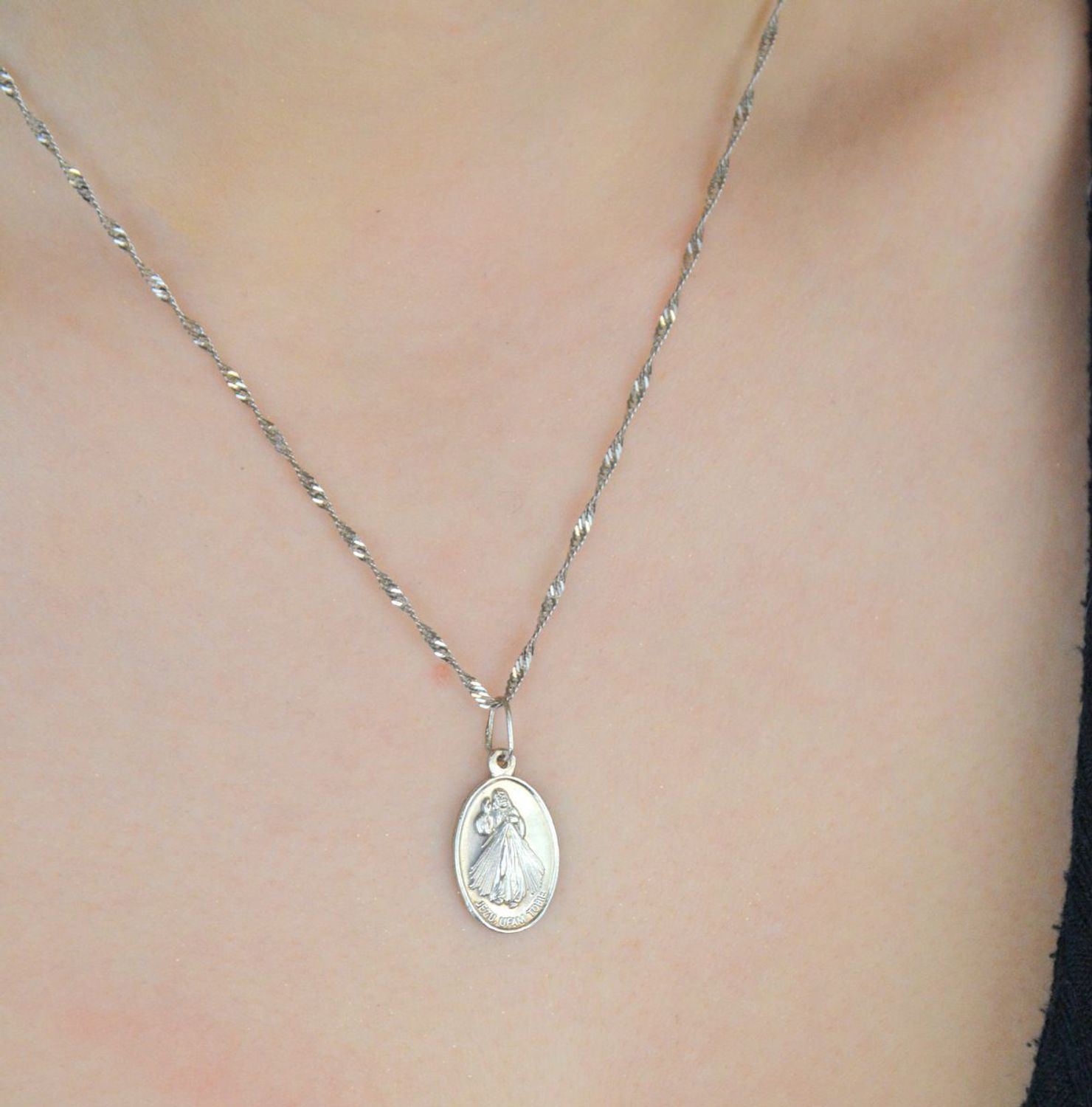 Srebrny medalik z wizerunkiem Jezusa i napisem „Jezu, ufam Tobie”. Próba 925, waga 1,83 g, długość 2,5 cm. Idealny prezent religijny – sprawdź!1.jpg