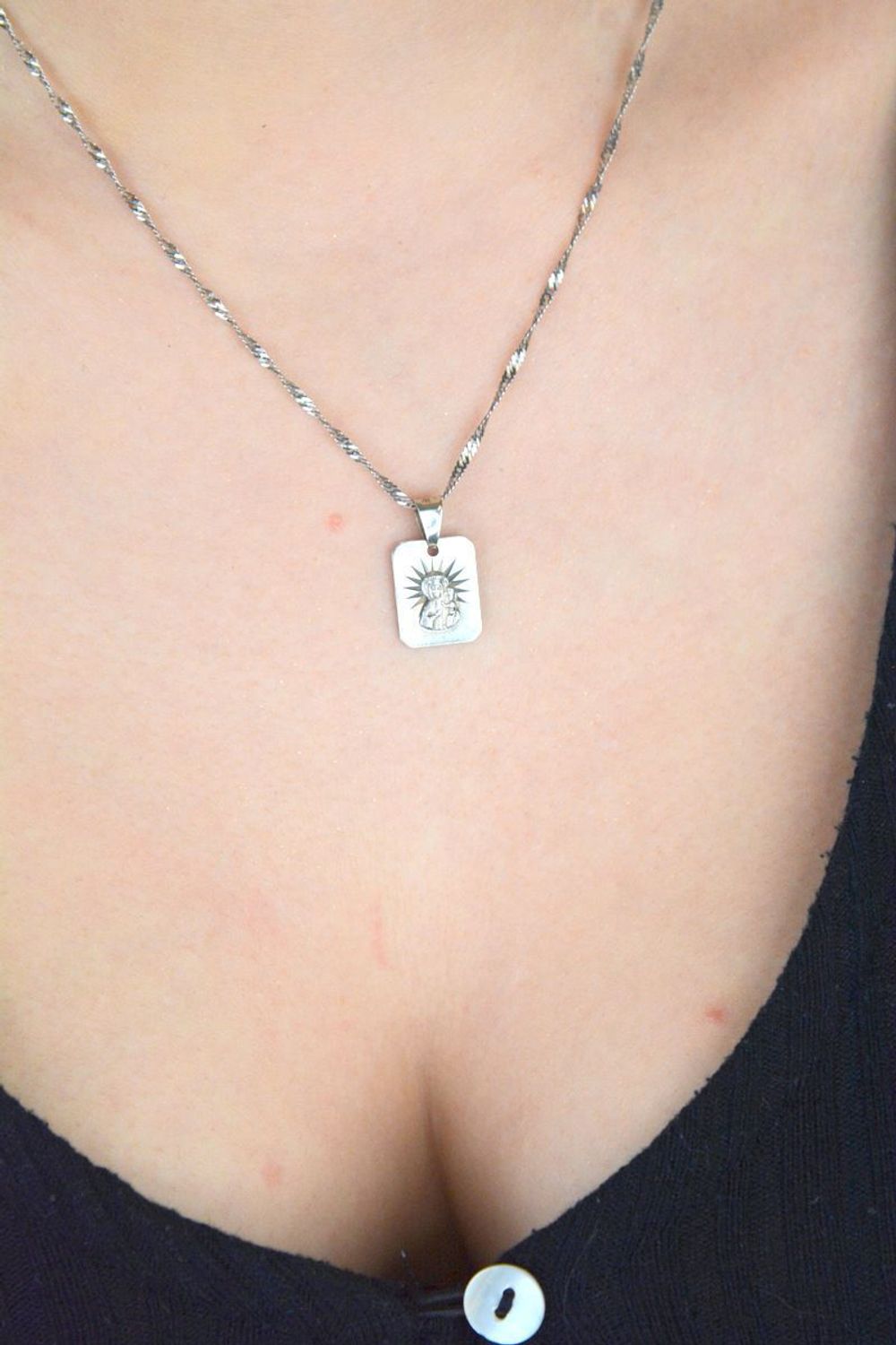 Srebrny medalik z Matką Boską i Dzieciątkiem Jezus, wykonany ze srebra próby 925. Model DIA-ZAW-8726-925, waga 1,70 g, subtelny i elegancki – idealny na prezent.1.jpg