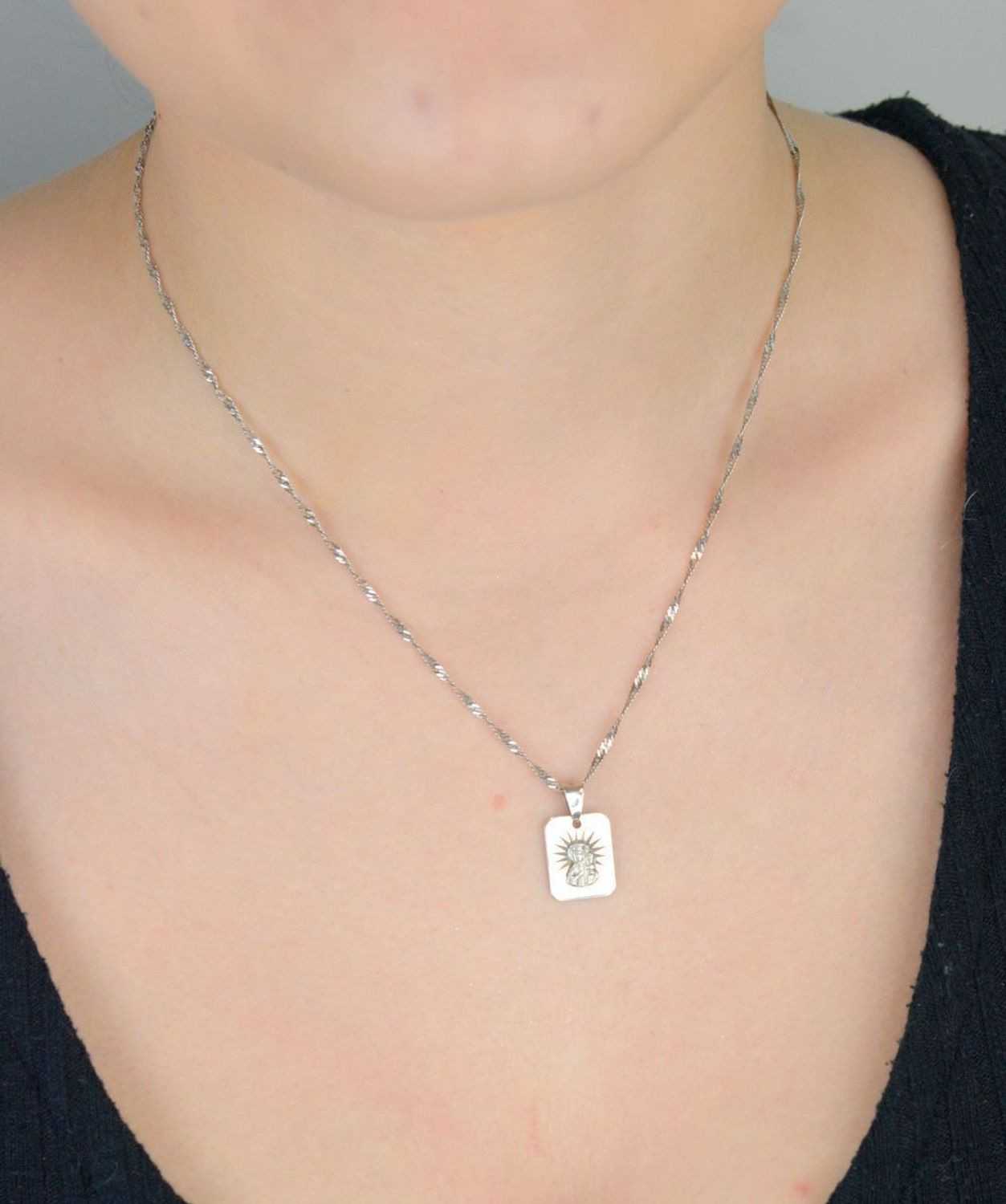 Srebrny medalik z Matką Boską i Dzieciątkiem Jezus, wykonany ze srebra próby 925. Model DIA-ZAW-8726-925, waga 1,70 g, subtelny i elegancki – idealny na prezent.1.jpg