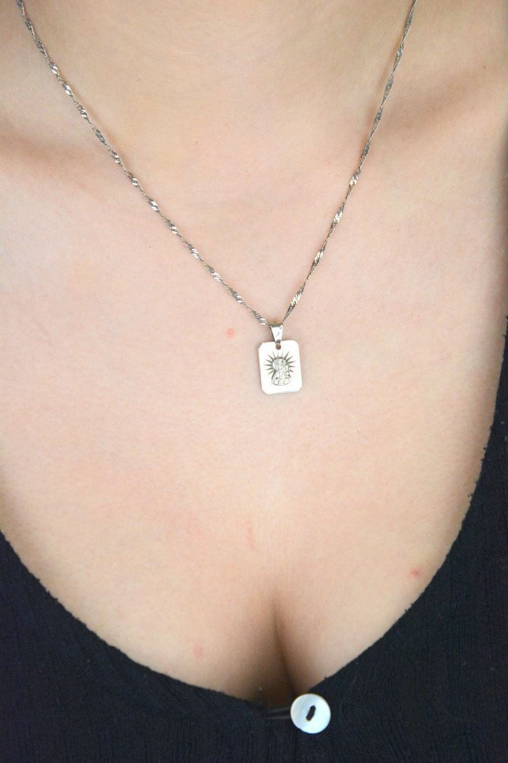 Srebrny medalik z Matką Boską i Dzieciątkiem Jezus, wykonany ze srebra próby 925. Model DIA-ZAW-8726-925, waga 1,70 g, subtelny i elegancki – idealny na prezent.1.jpg