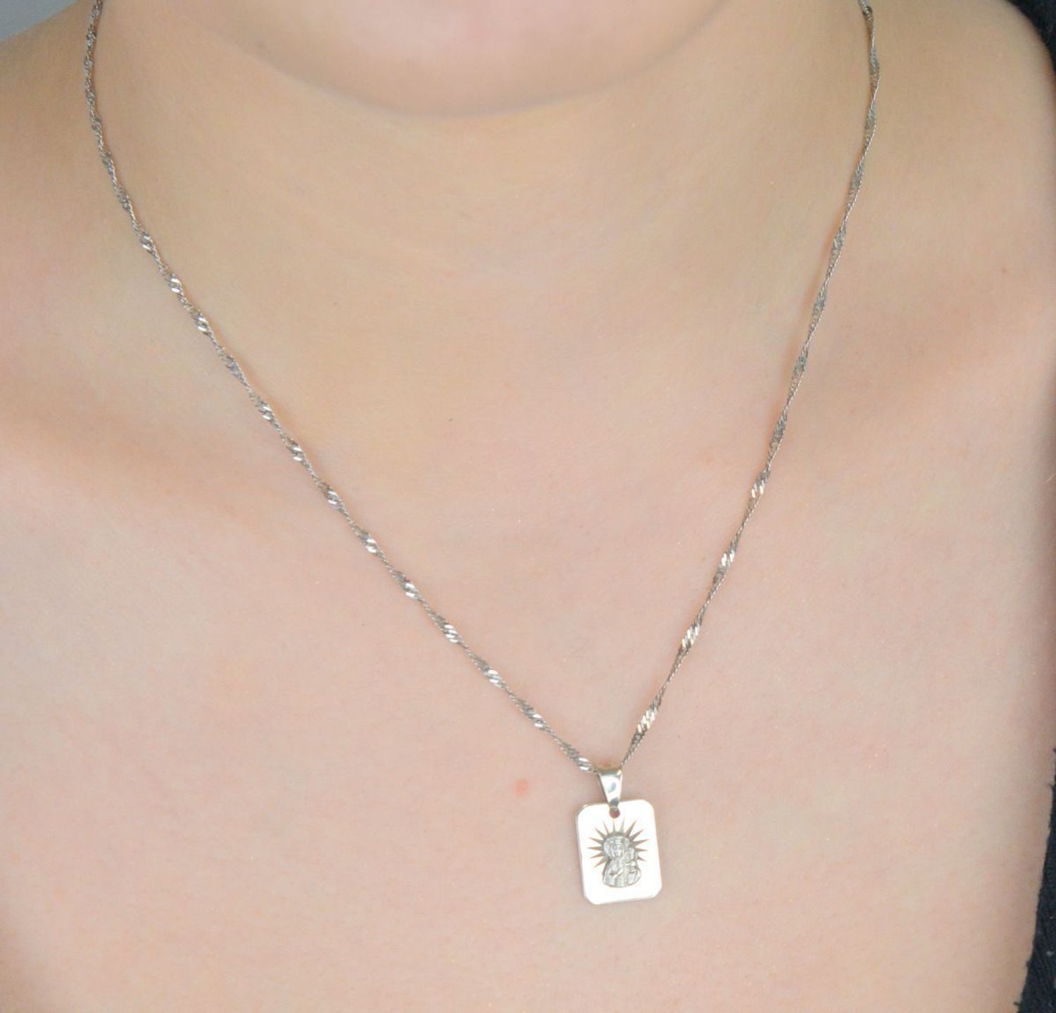 Srebrny medalik z Matką Boską i Dzieciątkiem Jezus, wykonany ze srebra próby 925. Model DIA-ZAW-8726-925, waga 1,70 g, subtelny i elegancki – idealny na prezent.1.jpg