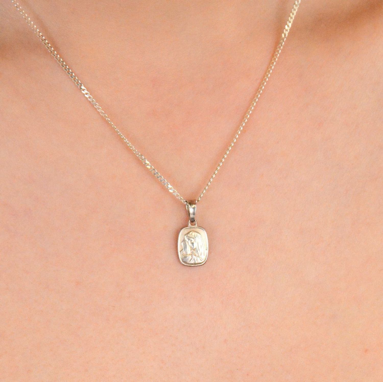 Medalik srebrny próba 925, Matka Boska DIA-ZAW-8729-925 Delikatny medalik z wizerunkiem Matki Boskiej to piękny symbol wiary, opieki i duchowej obecności1.jpg