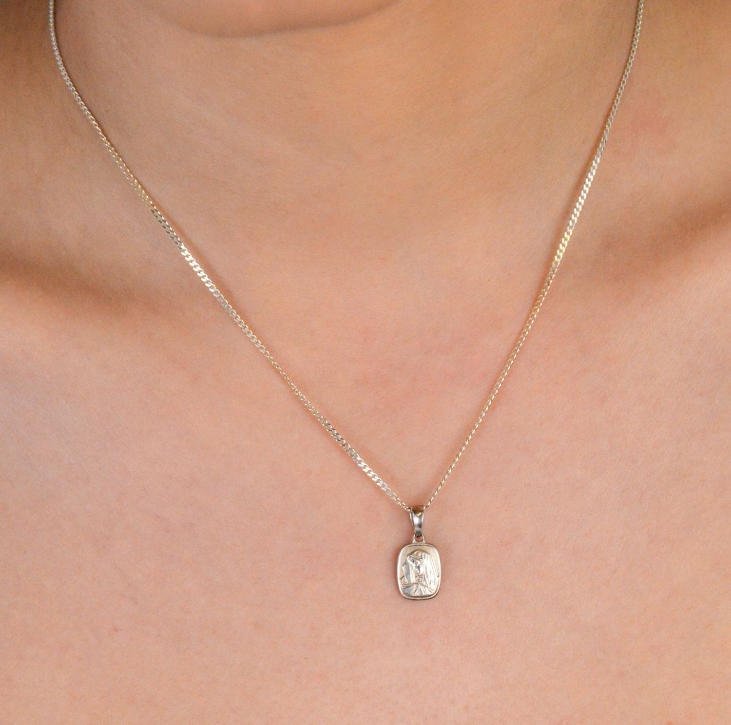 Medalik srebrny próba 925, Matka Boska DIA-ZAW-8729-925 Delikatny medalik z wizerunkiem Matki Boskiej to piękny symbol wiary, opieki i duchowej obecności1.jpg