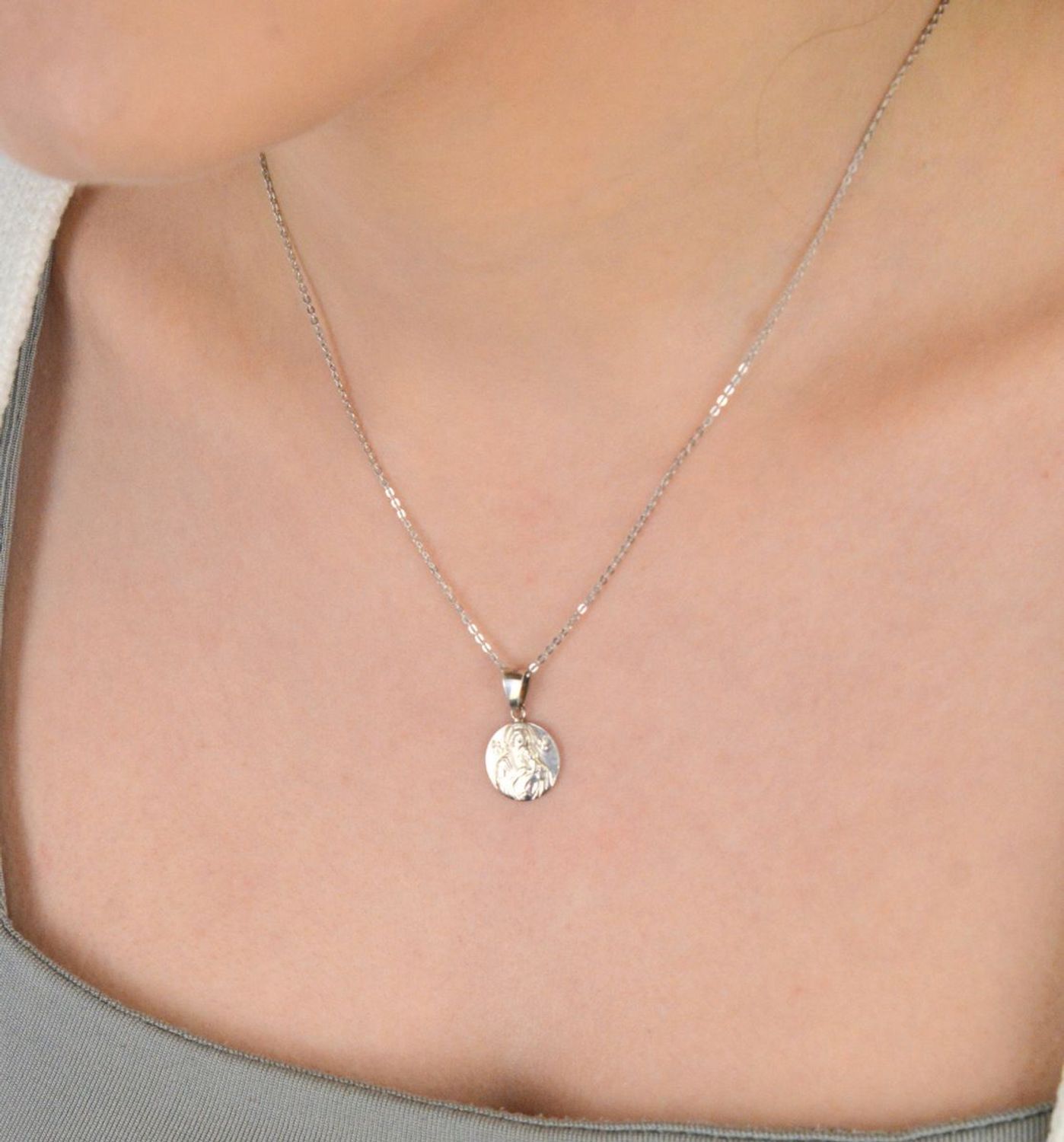 Medalik srebrny próba 925, Matka Boska Licheńska z dzieciątkiem DIA-ZAW-8730-925 Elegancka zawieszka przedstawiająca Matkę Boską Licheńską z Dzieciątkiem to wyjątkowy symbol wiary,1.jpg