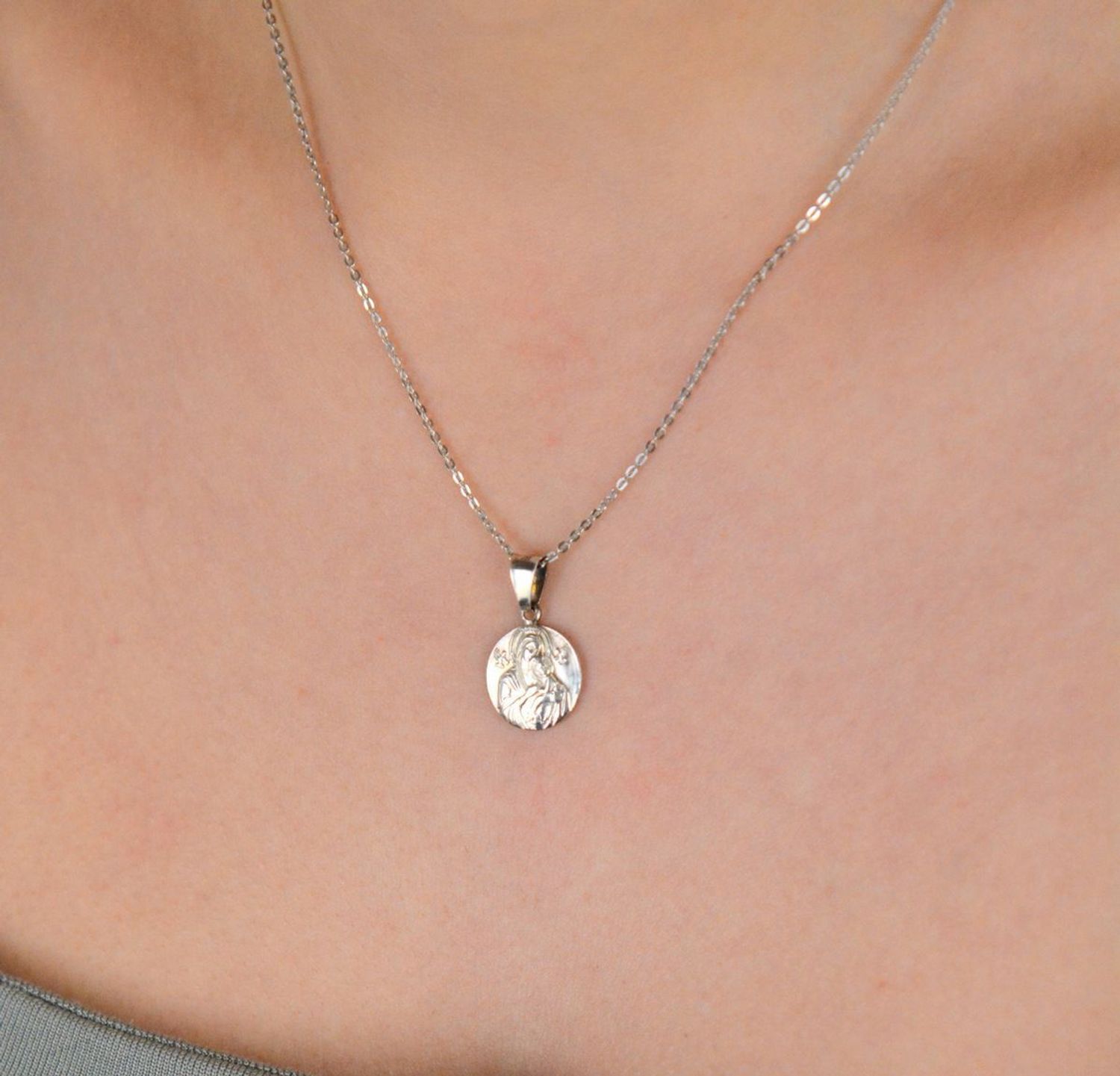 Medalik srebrny próba 925, Matka Boska Licheńska z dzieciątkiem DIA-ZAW-8730-925 Elegancka zawieszka przedstawiająca Matkę Boską Licheńską z Dzieciątkiem to wyjątkowy symbol wiary,1.jpg