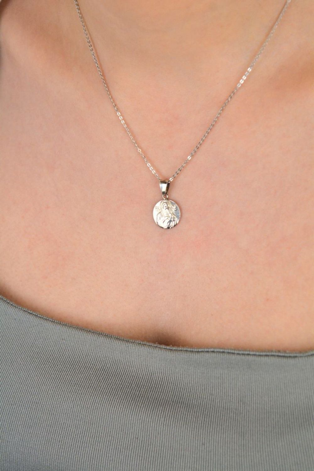 Medalik srebrny próba 925, Matka Boska Licheńska z dzieciątkiem DIA-ZAW-8730-925 Elegancka zawieszka przedstawiająca Matkę Boską Licheńską z Dzieciątkiem to wyjątkowy symbol wiary,1.jpg