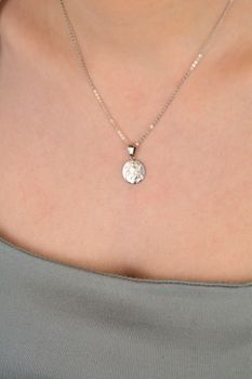 Medalik srebrny próba 925, Matka Boska Licheńska z dzieciątkiem DIA-ZAW-8730-925 Elegancka zawieszka przedstawiająca Matkę Boską Licheńską z Dzieciątkiem (3).JPG