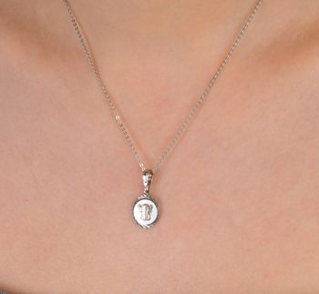 Zawieszka medalik srebrny próba 925, Matka Boska Licheńska DIA-ZAW-8731-925 Piękna zawieszka z wizerunkiem Matki Boskiej Licheńskiej to wyjątkowy symbol wiary, opieki i duchowej obecności (3).JPG