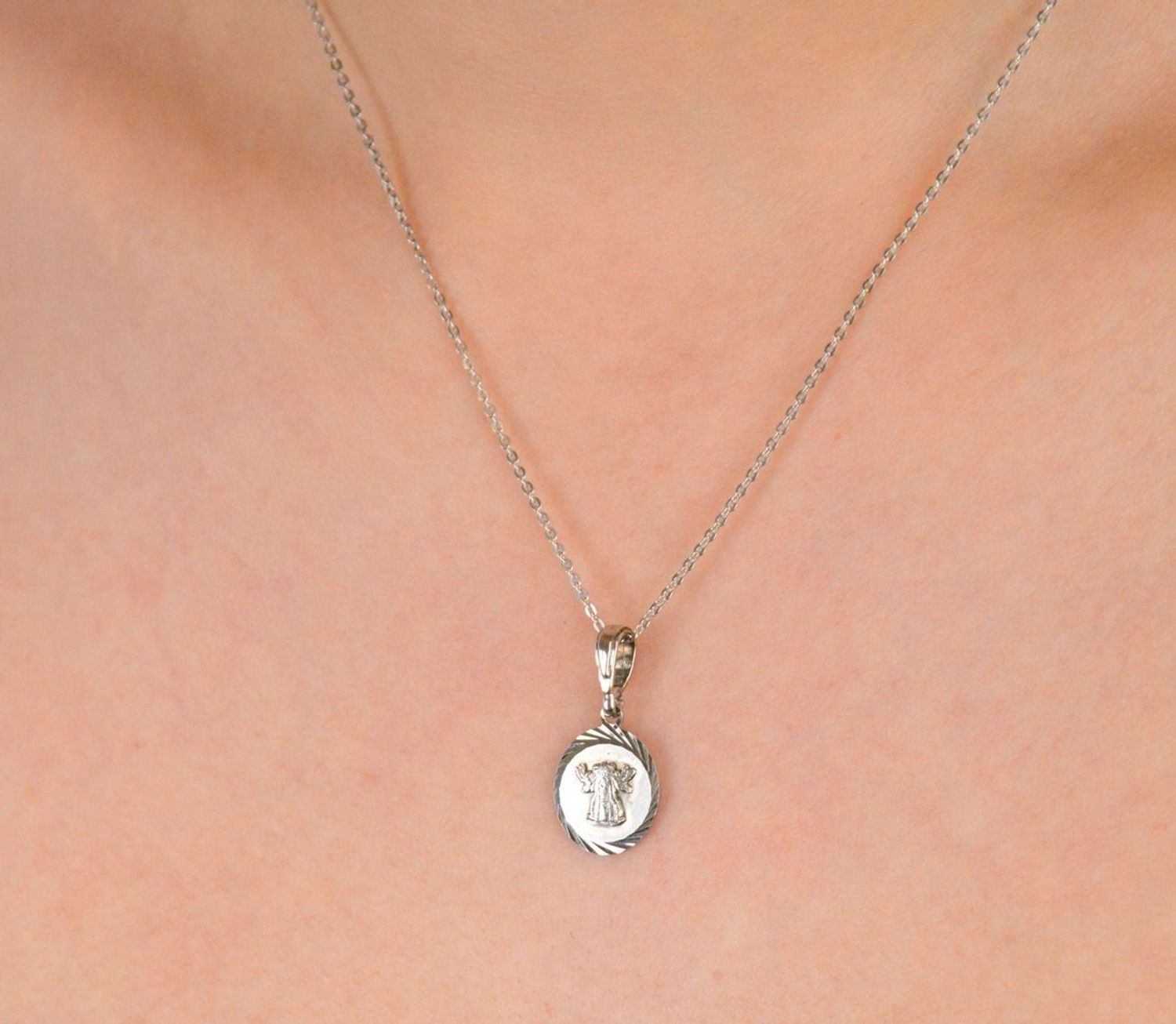 Zawieszka medalik srebrny próba 925, Matka Boska Licheńska DIA-ZAW-8731-925 Piękna zawieszka z wizerunkiem Matki Boskiej Licheńskiej to wyjątkowy symbol wiary, opieki i duchowej obecności..jpg
