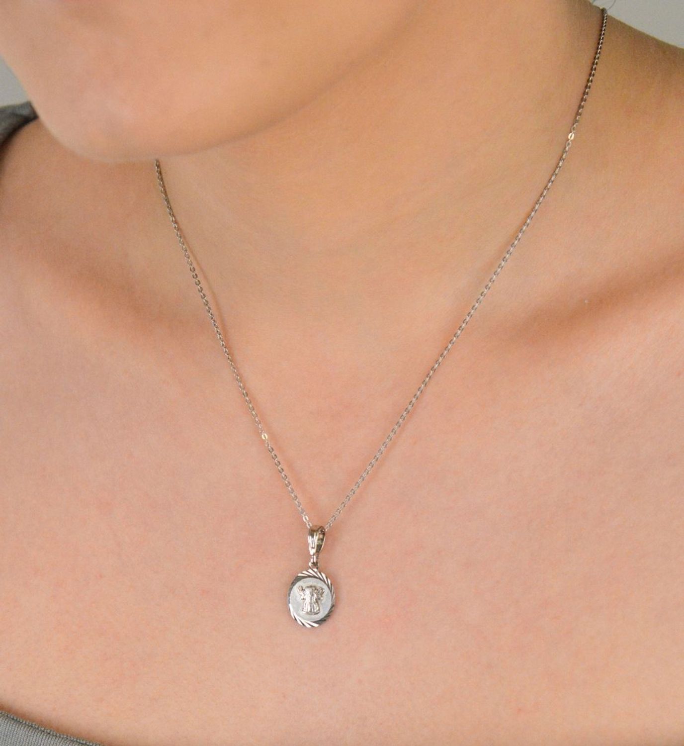 Zawieszka medalik srebrny próba 925, Matka Boska Licheńska DIA-ZAW-8731-925 Piękna zawieszka z wizerunkiem Matki Boskiej Licheńskiej to wyjątkowy symbol wiary, opieki i duchowej obecności..jpg