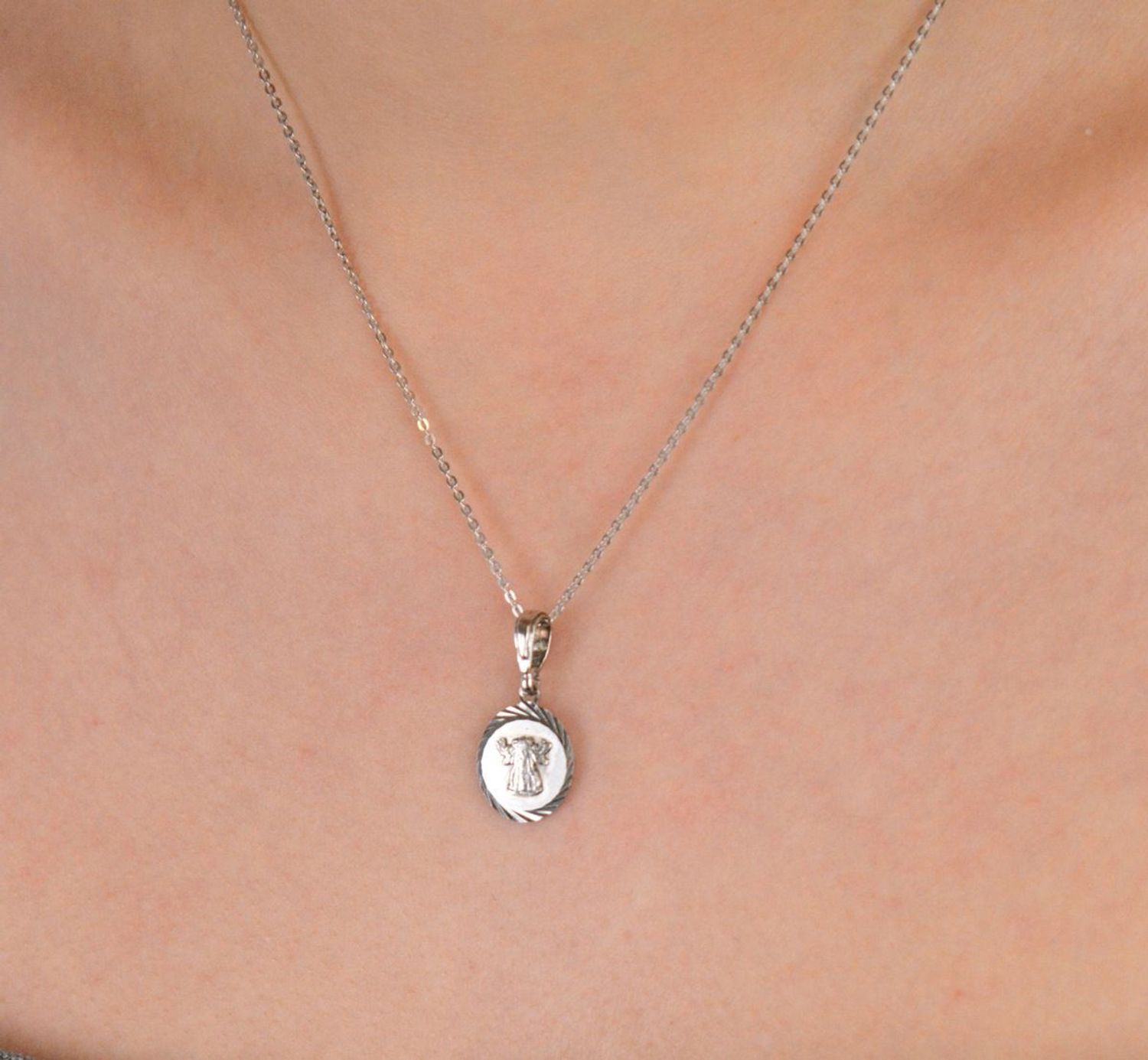 Zawieszka medalik srebrny próba 925, Matka Boska Licheńska DIA-ZAW-8731-925 Piękna zawieszka z wizerunkiem Matki Boskiej Licheńskiej to wyjątkowy symbol wiary, opieki i duchowej obecności..jpg