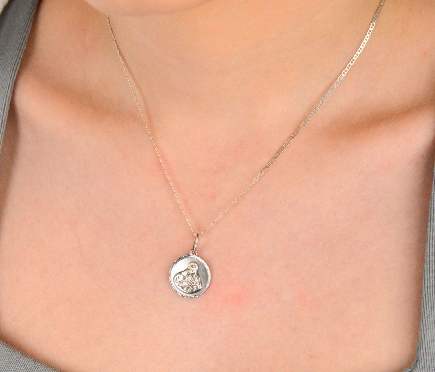 Medalik srebrny próba 925, I komunia Święta DIA-ZAW-8735-925 Elegancki srebrny medalik z motywem Pierwszej Komunii Świętej to wyjątkowa pamiątka jednego z najważniejszych dni w życiu dziecka1.jpg