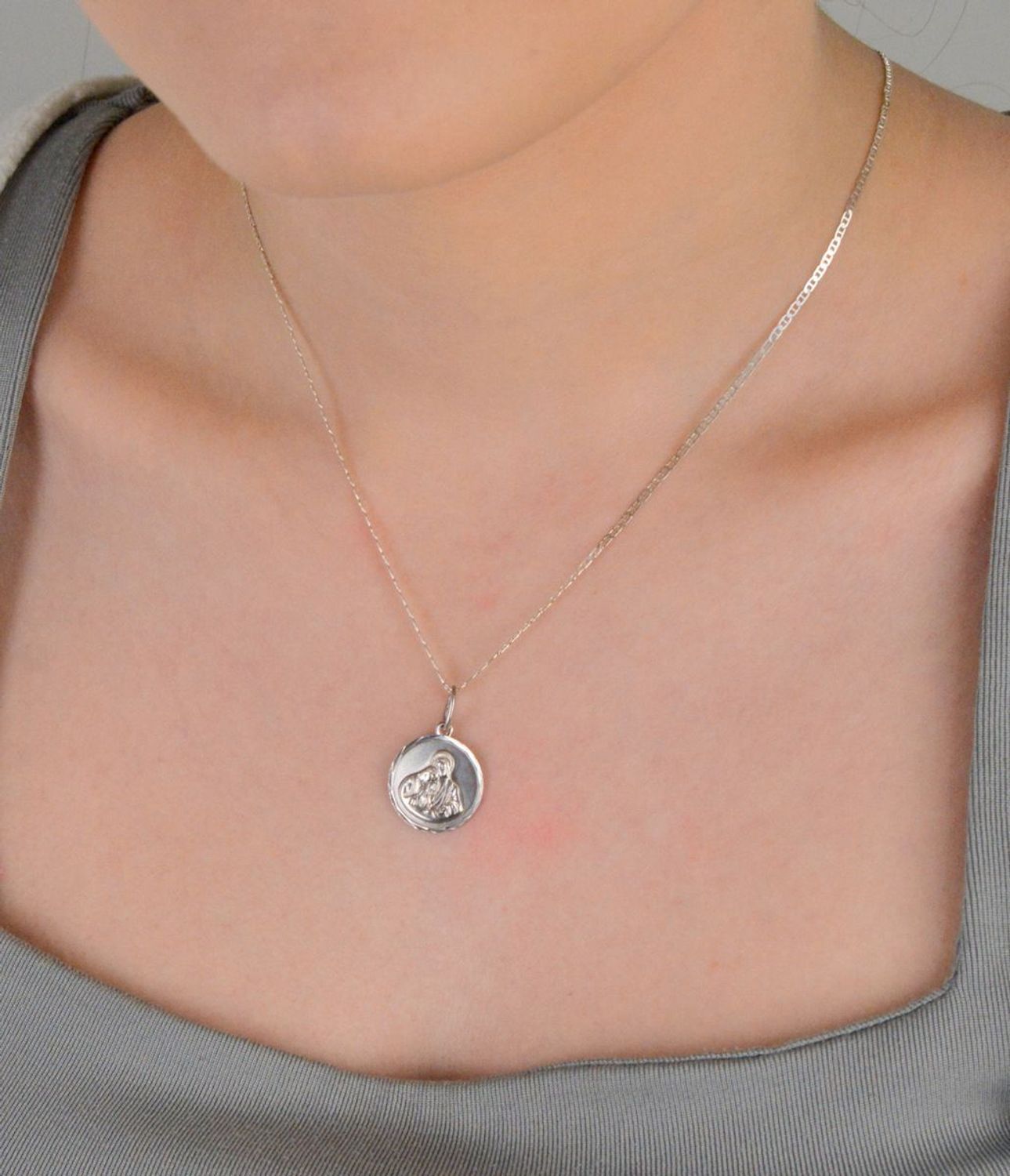 Medalik srebrny próba 925, I komunia Święta DIA-ZAW-8735-925 Elegancki srebrny medalik z motywem Pierwszej Komunii Świętej to wyjątkowa pamiątka jednego z najważniejszych dni w życiu dziecka1.jpg