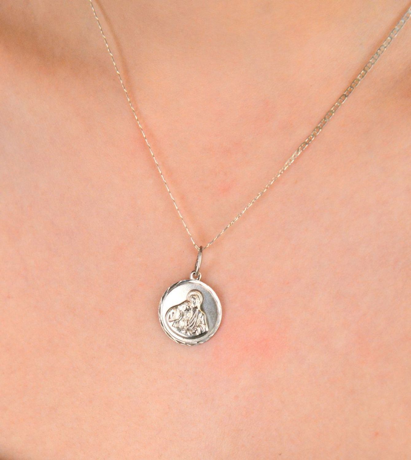 Medalik srebrny próba 925, I komunia Święta DIA-ZAW-8735-925 Elegancki srebrny medalik z motywem Pierwszej Komunii Świętej to wyjątkowa pamiątka jednego z najważniejszych dni w życiu dziecka1.jpg